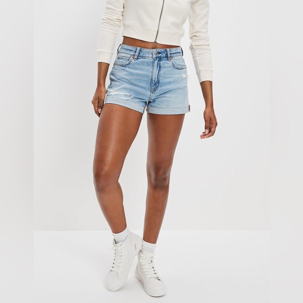 AMERICAN EAGLE Mom Shorts Light Wash Distressed Size 4
